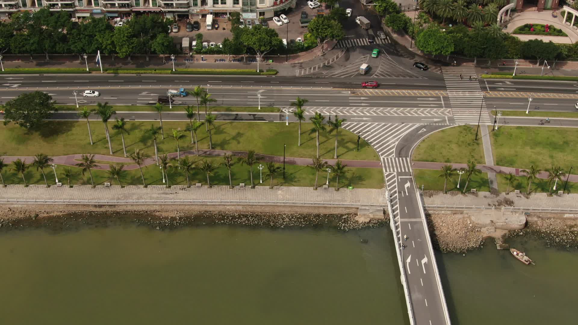 航拍广东珠海情侣公路视频的预览图