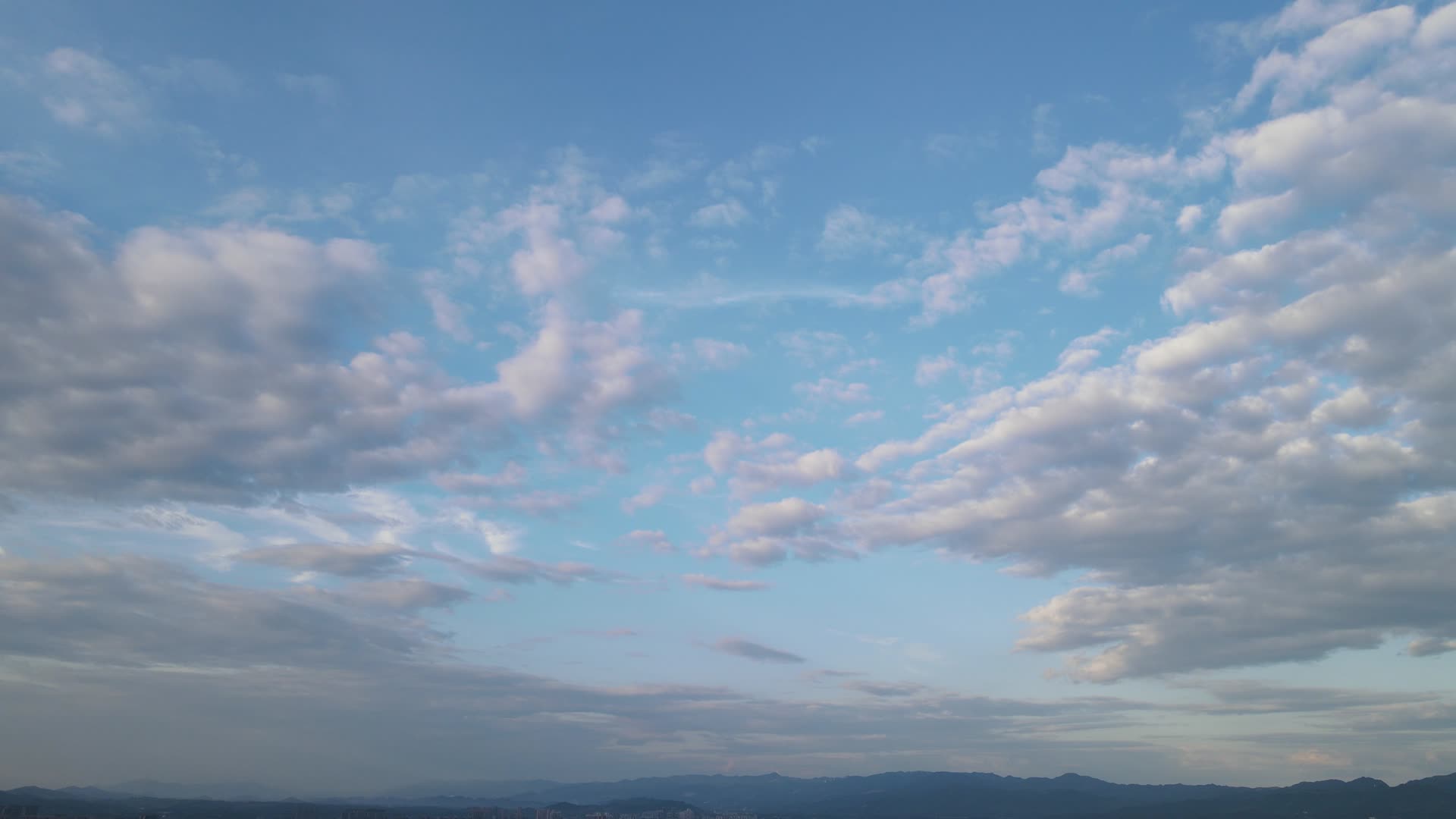 航拍蓝天白云空镜头视频的预览图