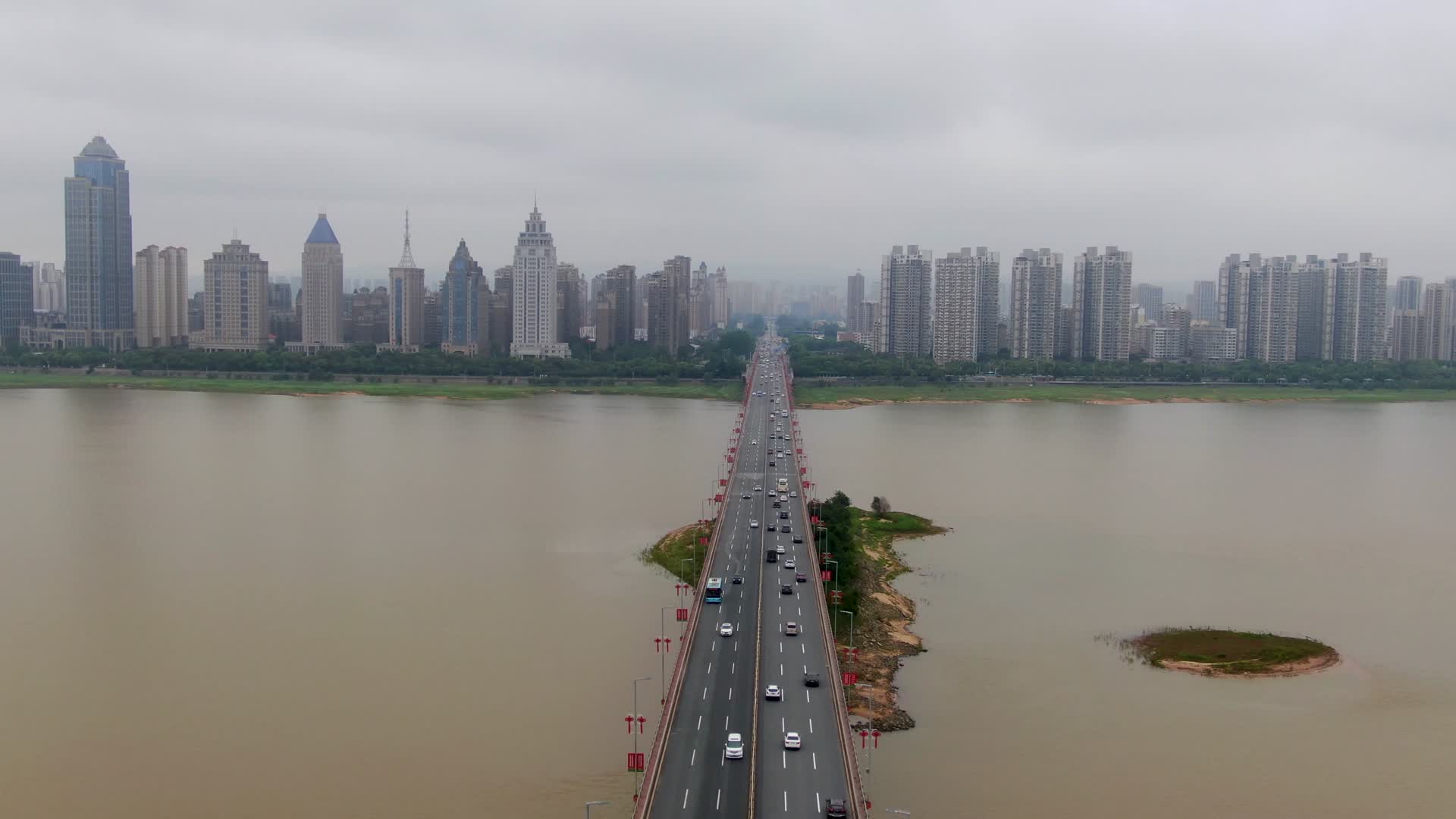 航拍江西赣州南昌大桥视频的预览图