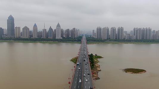 航拍江西赣州南昌大桥视频的预览图