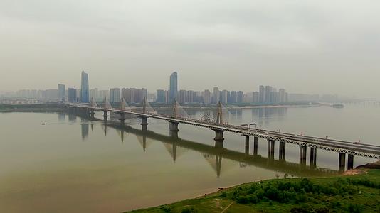 航拍南昌朝阳大桥视频的预览图