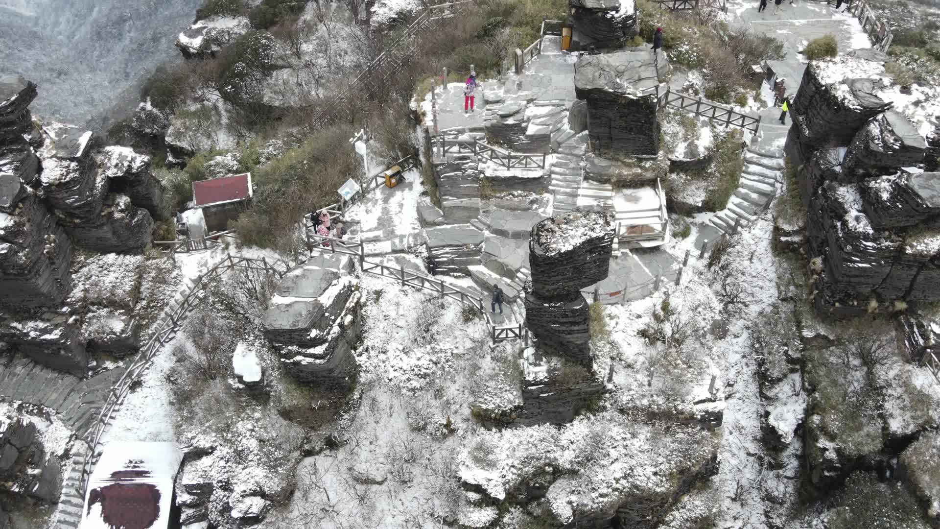 航拍贵州梵净山冬天雪景视频的预览图