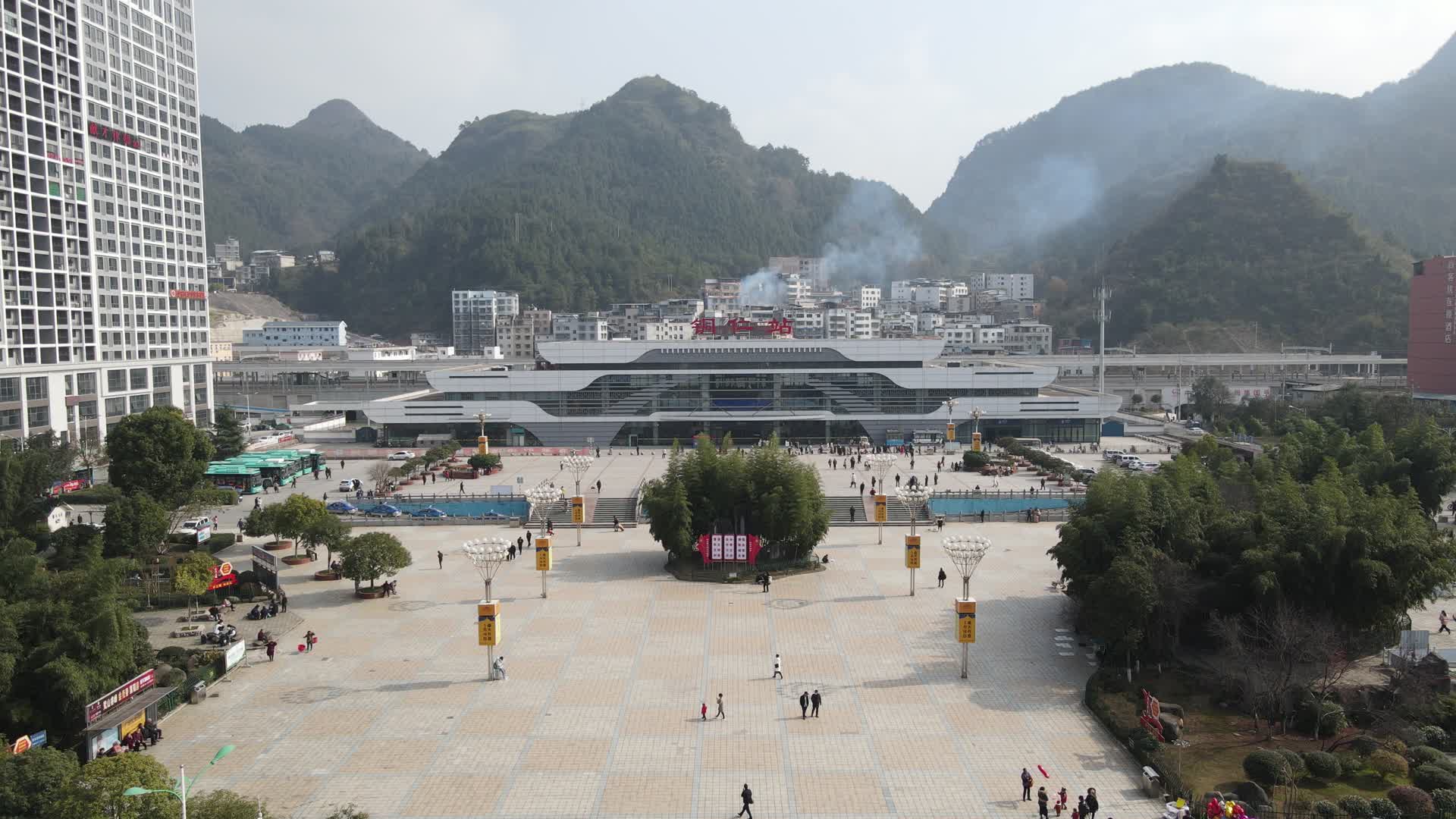 航拍贵州铜仁火车站交通视频的预览图