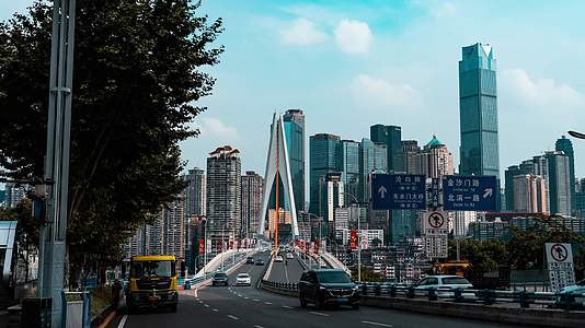 8K延时重庆千厮门大桥CBD车流视频的预览图