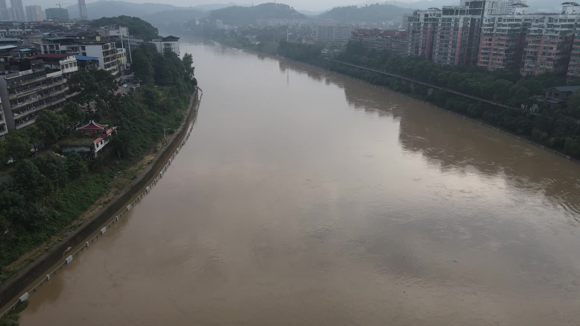 航拍湖南怀化舞水河涨洪水视频的预览图