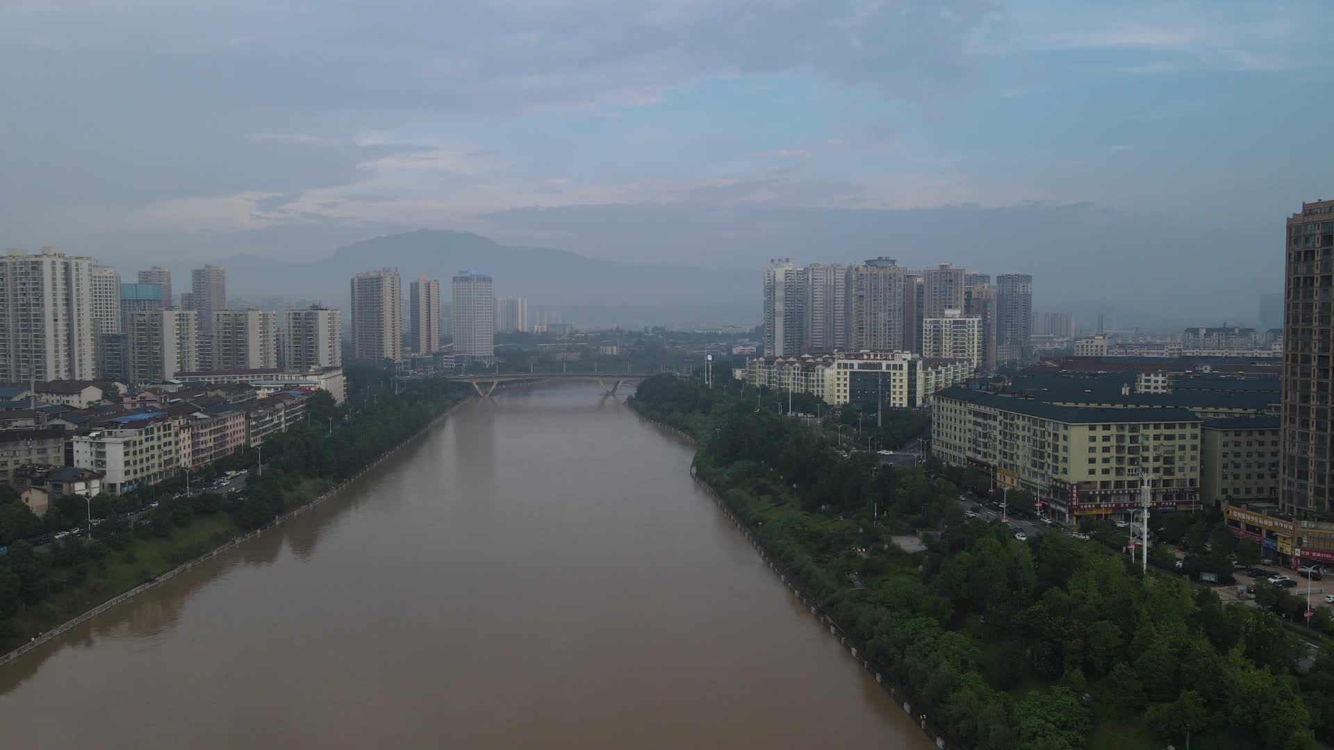 航拍湖南怀化舞水河沿江风光视频的预览图