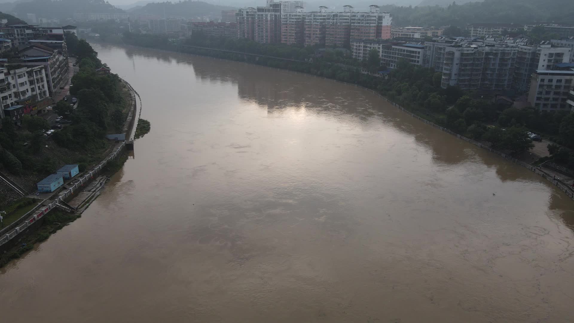 航拍城市大河洪水视频的预览图