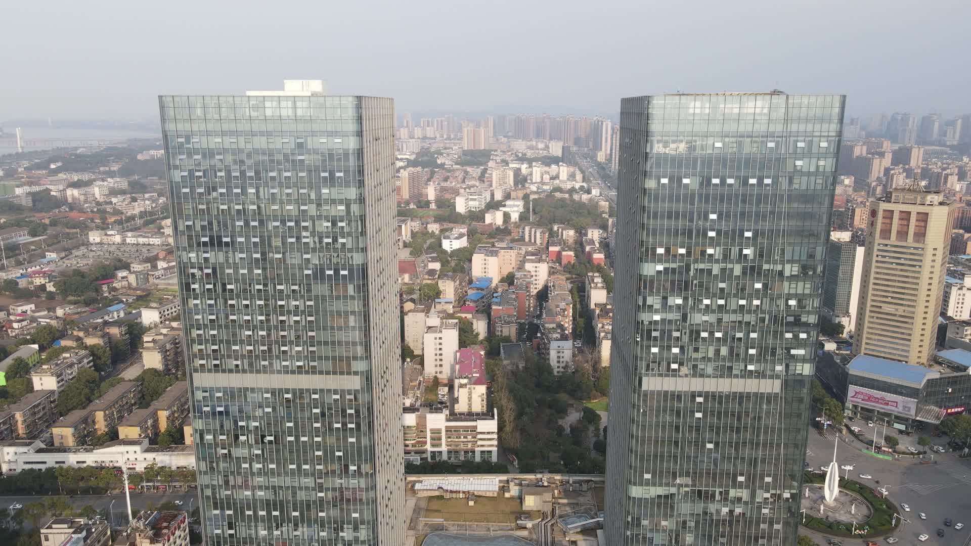航拍湖南湘潭双塔地标建筑视频的预览图