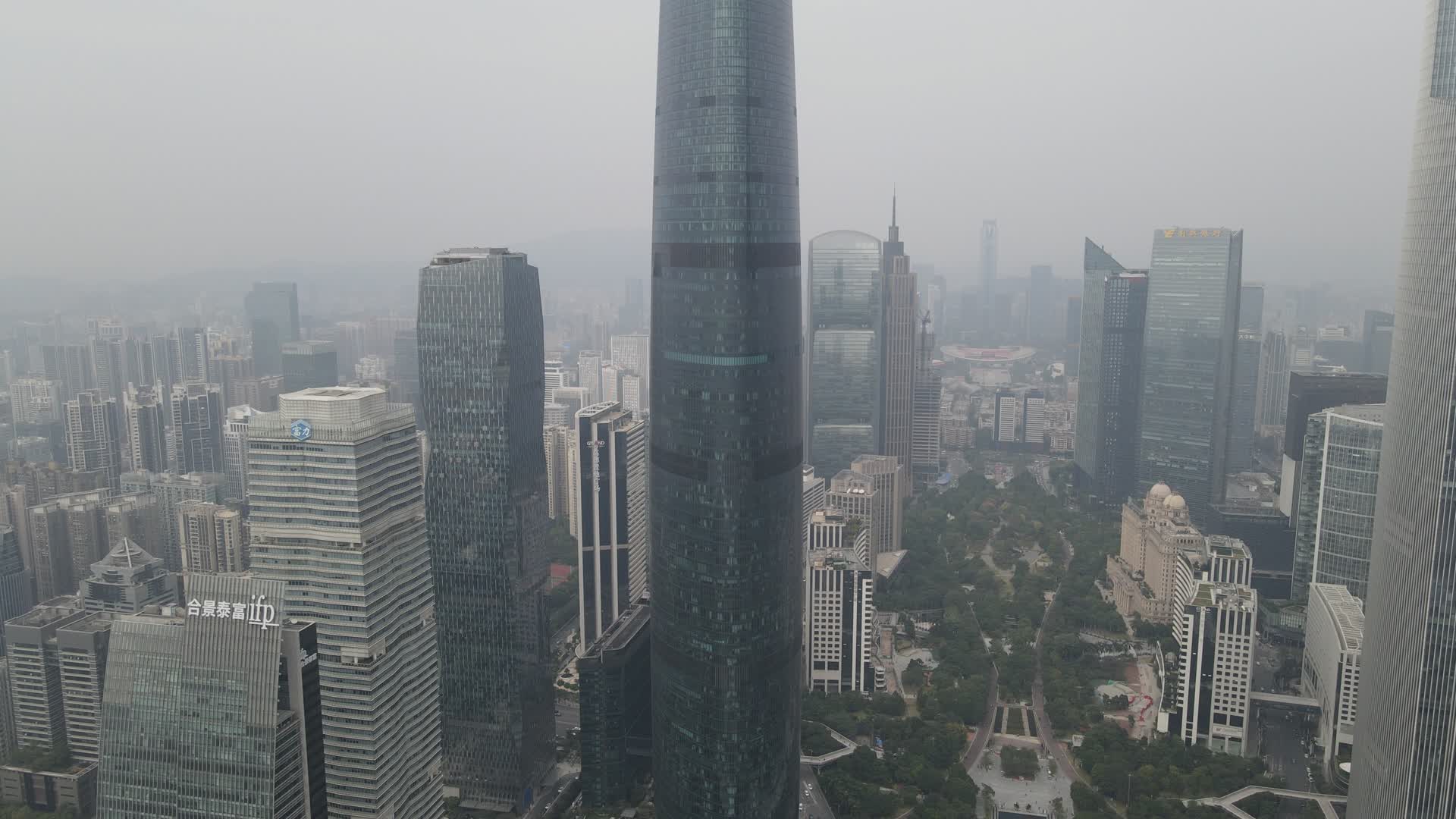 航拍广州东塔商务建筑视频的预览图