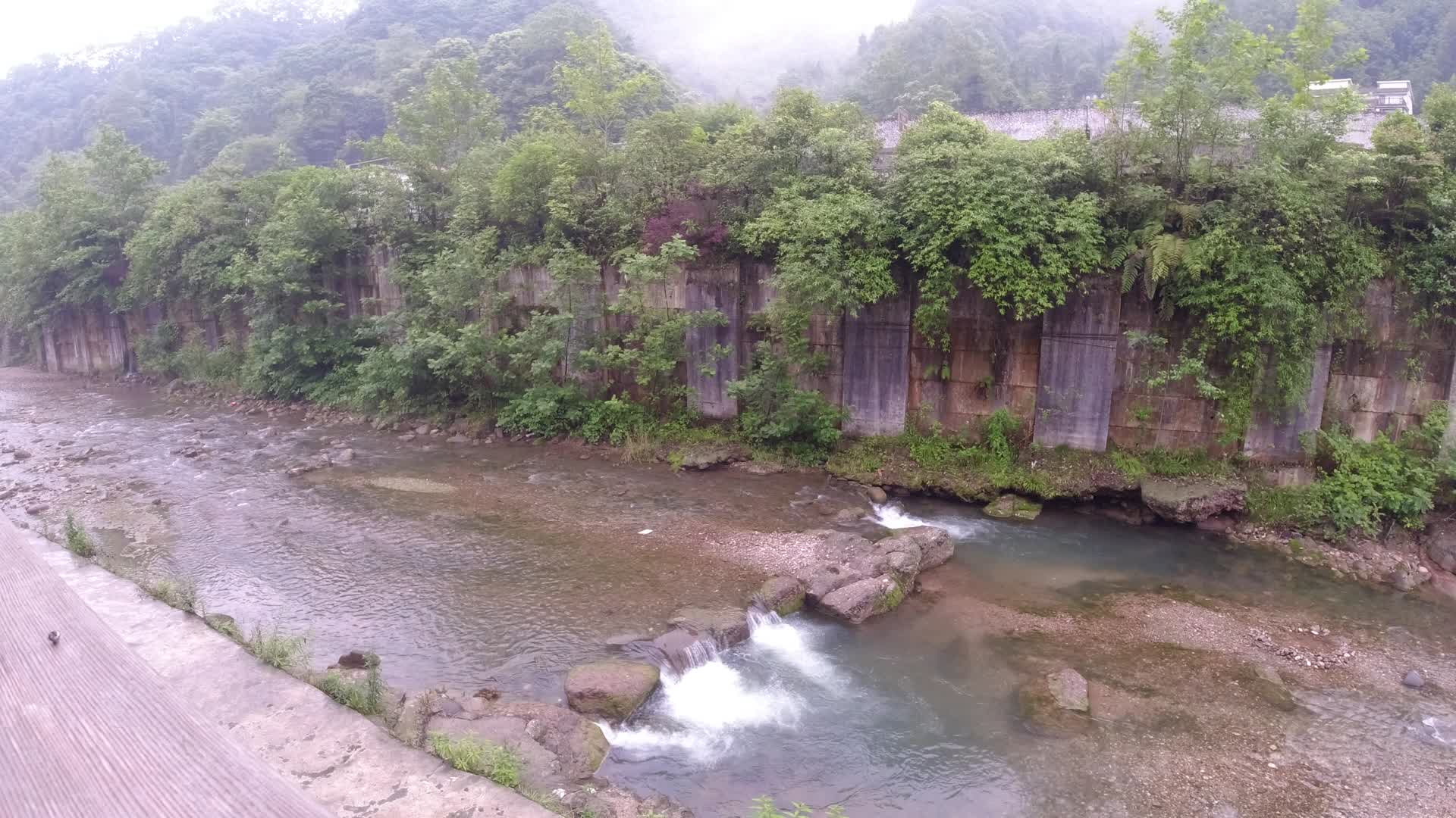 小桥流水延时拍摄视频的预览图