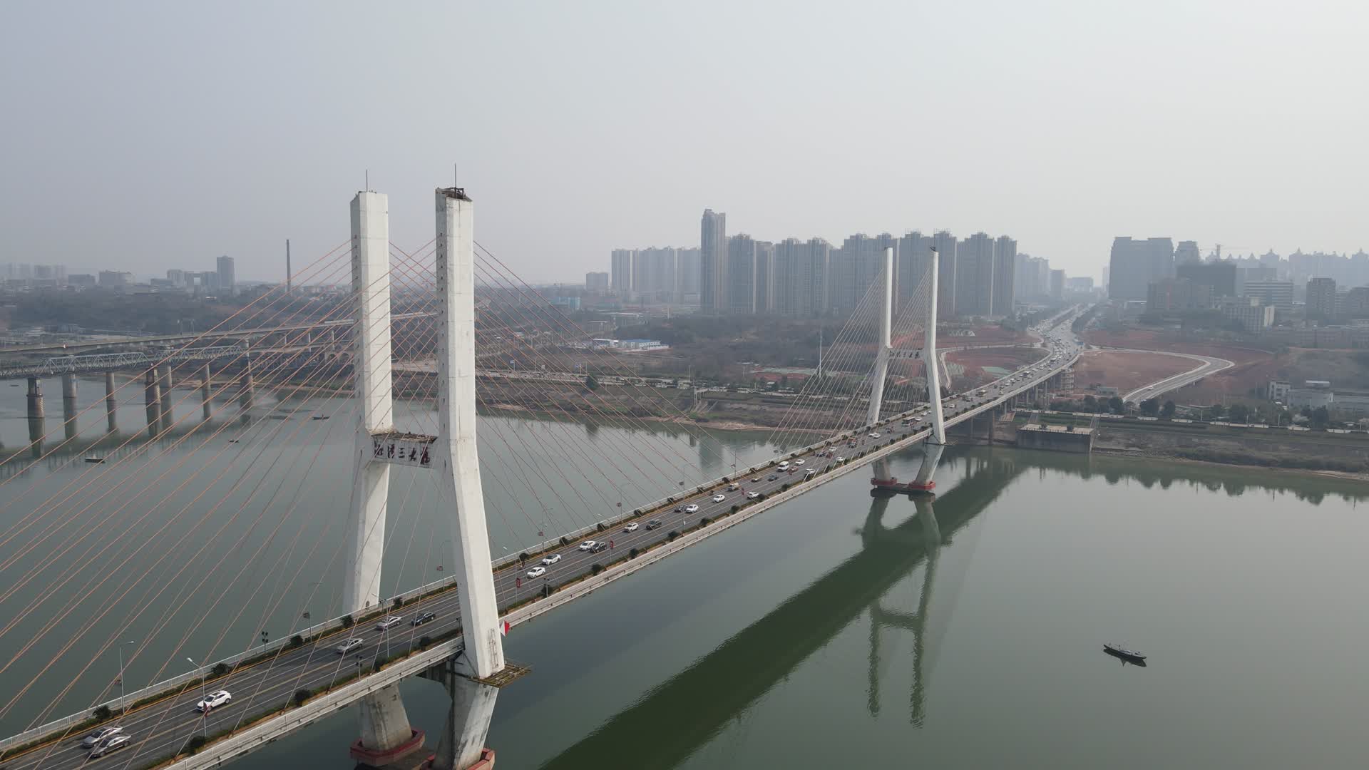 航拍湖南湘潭湘江大桥视频的预览图