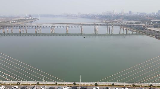 航拍湖南湘潭湘江三桥交通视频视频的预览图
