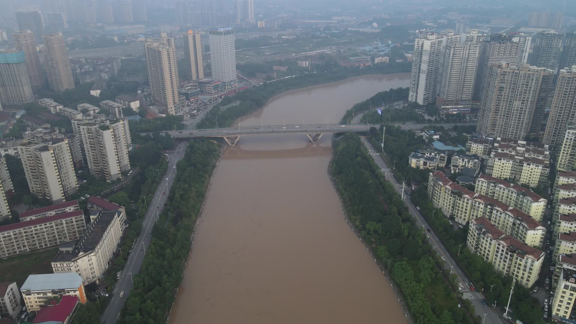 航拍涨洪水的河道视频的预览图