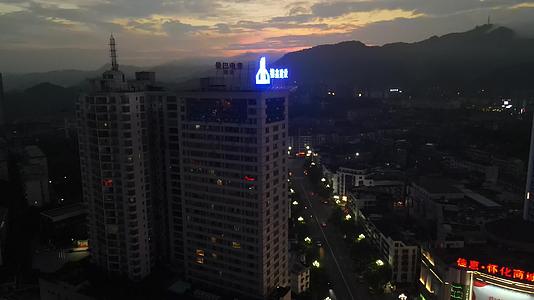 航拍夕阳晚霞下的城市高楼视频的预览图
