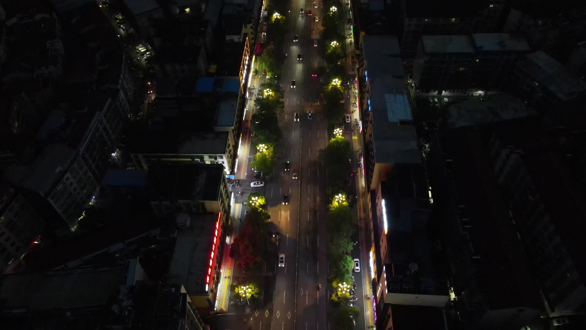 航拍城市大道夜景交通视频的预览图