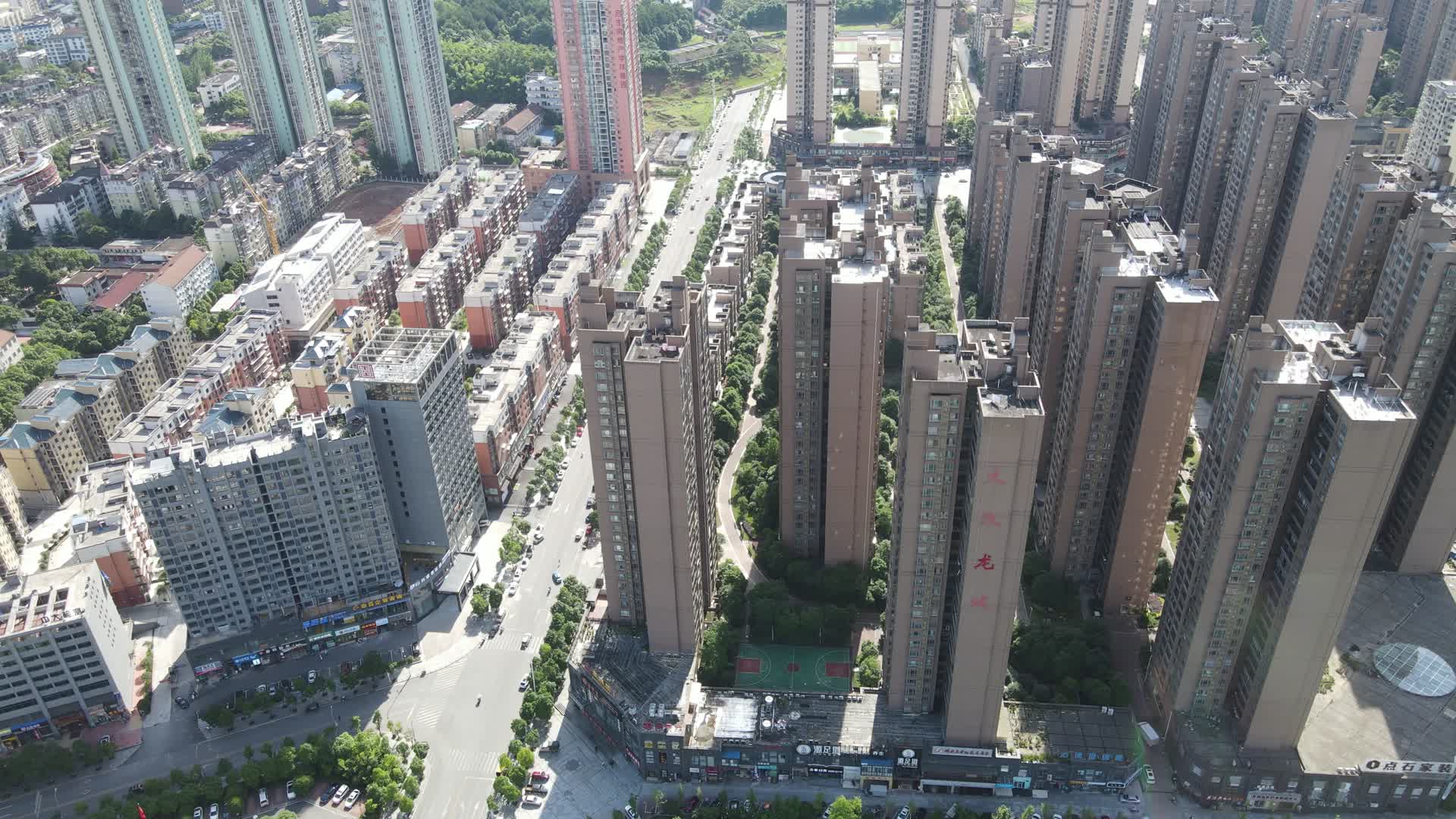 航拍城市高楼商务住宅视频的预览图