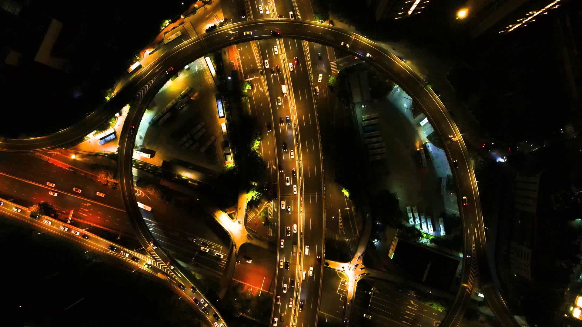俯拍城市高架桥夜景交通视频的预览图