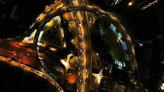 俯拍城市高架桥夜景交通视频的预览图