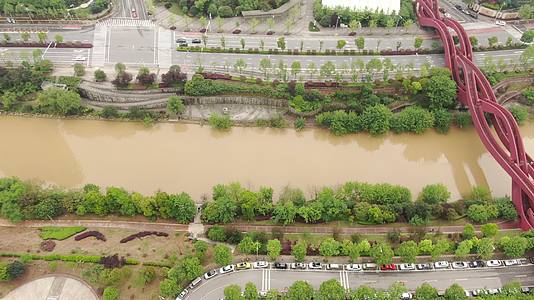 航拍城市大河涨洪水视频的预览图