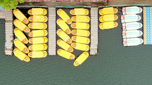 俯拍夏日湖边游船休闲度假视频视频的预览图