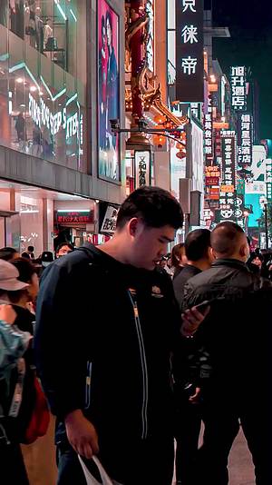 湖南长沙步行街夜晚人流量延时摄影视频的预览图