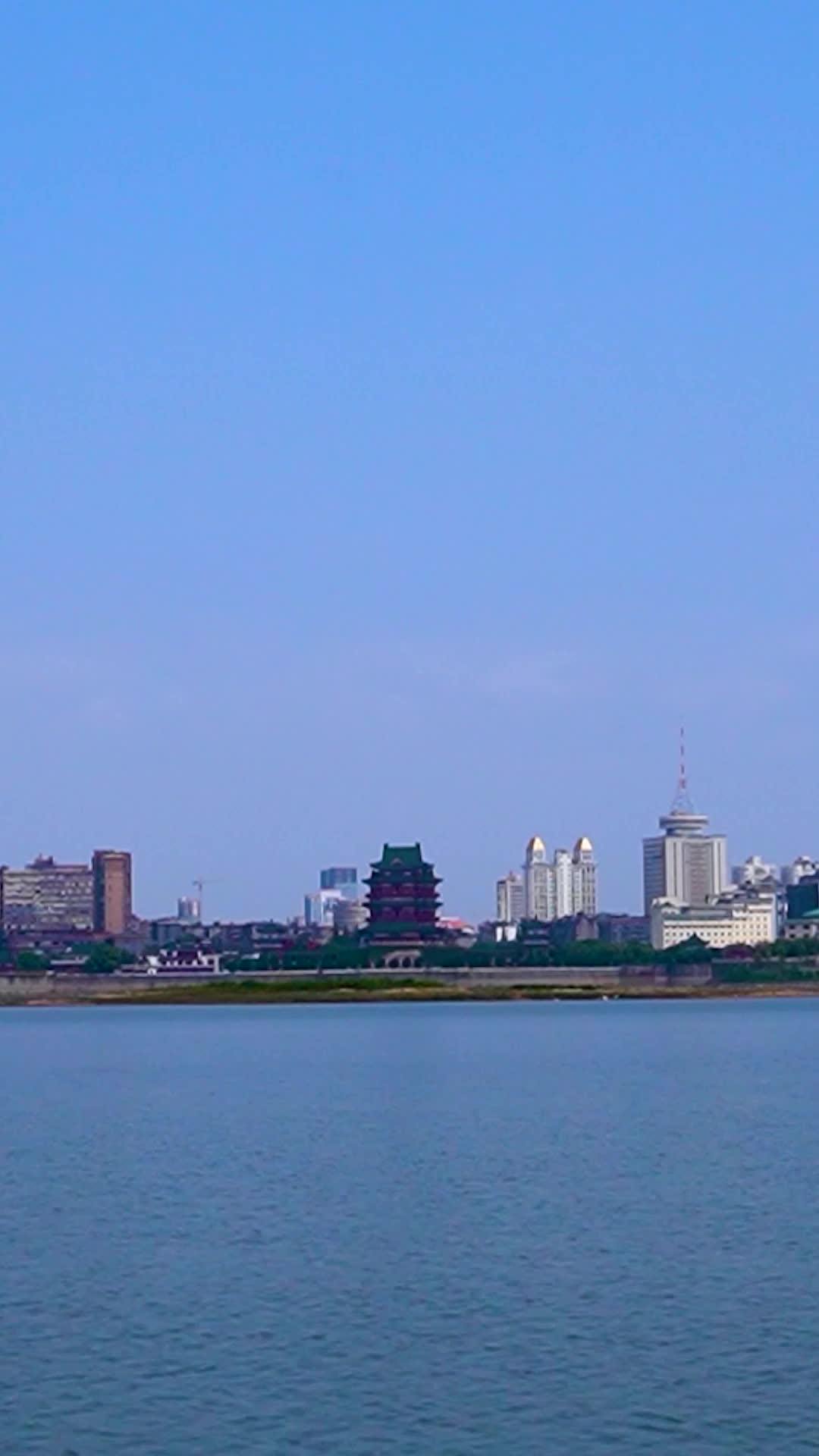 江西南昌赣江城市天际线延时摄影视频的预览图