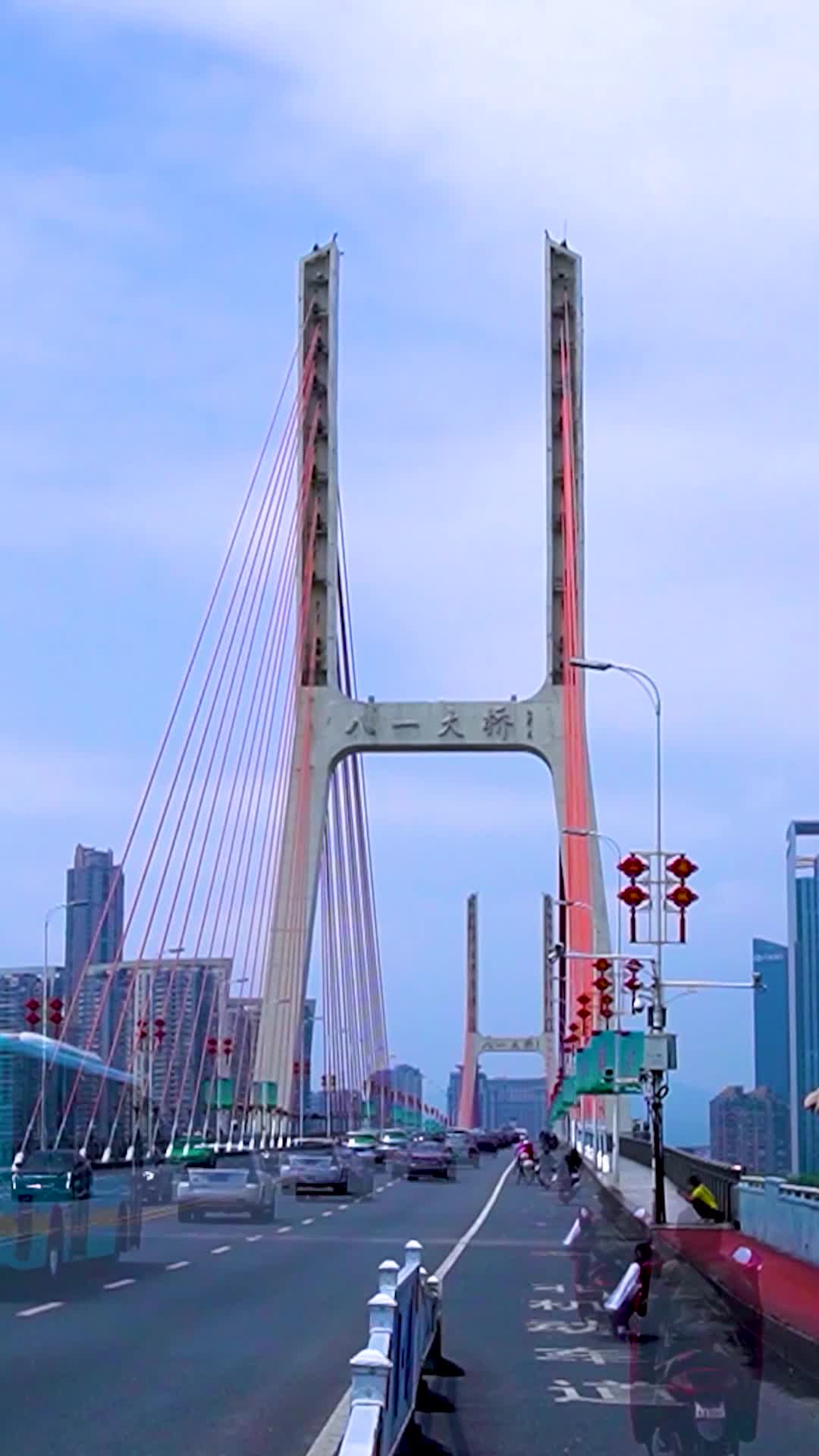 南昌八一大桥交通延时摄影视频的预览图