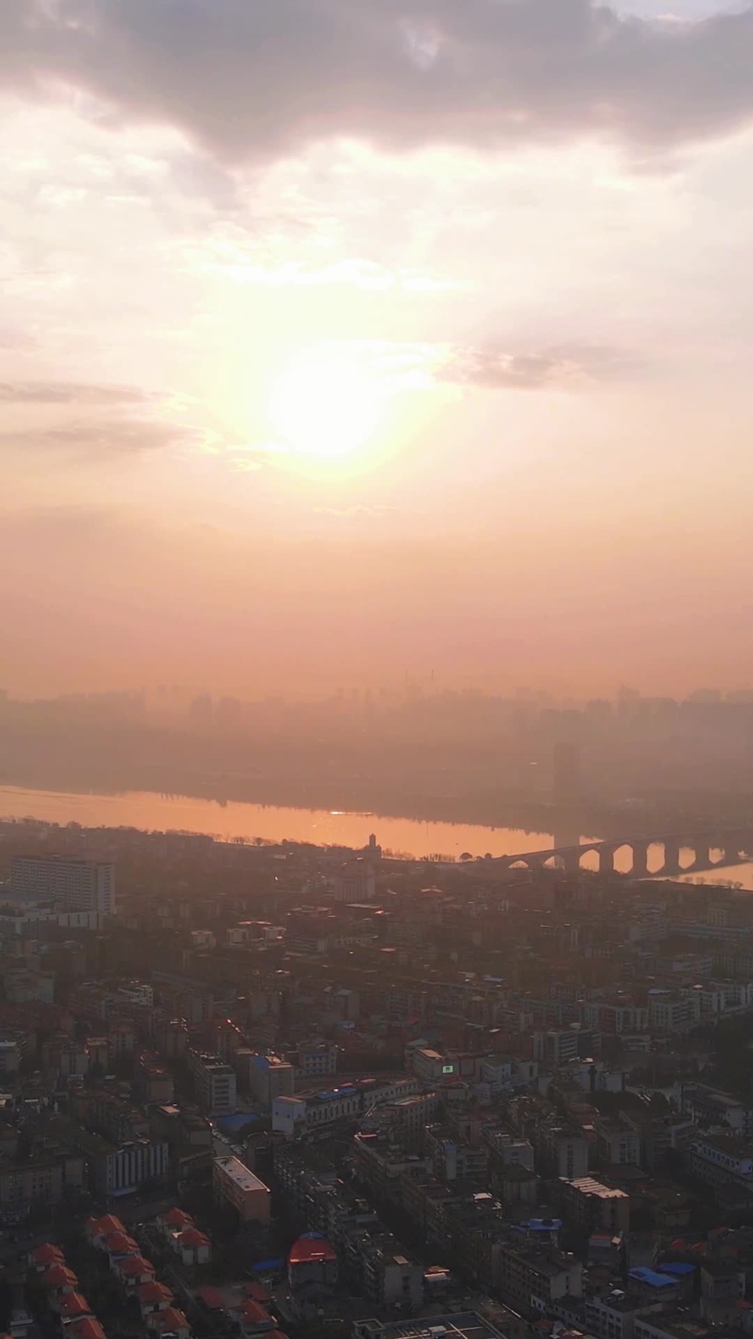 航拍城市日落晚霞夕阳视频的预览图