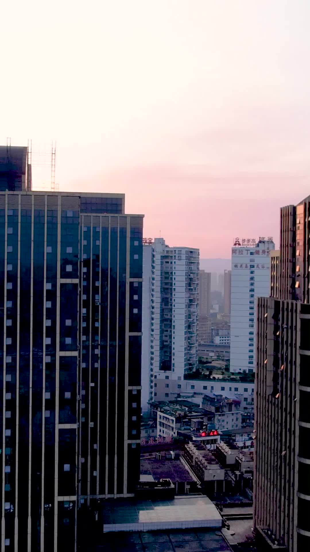 航拍城市高楼晚霞视频的预览图