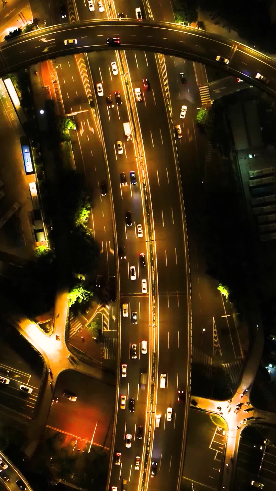 航拍城市立交桥交通夜景视频的预览图