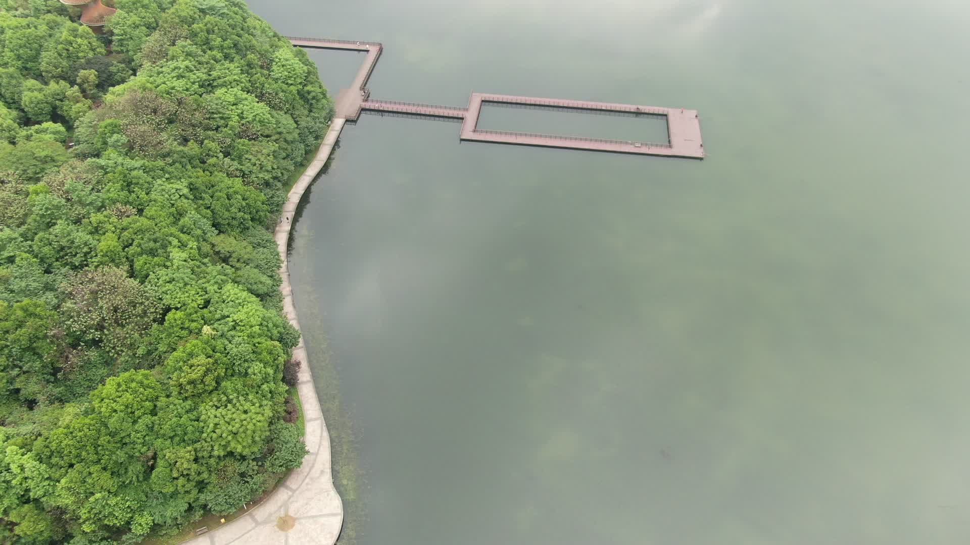 航拍湖中唯美步道视频的预览图