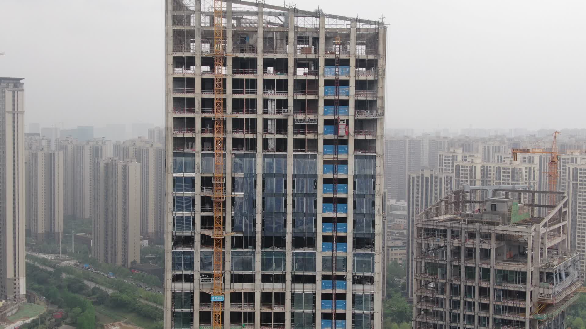 航拍城市高楼施工现场视频的预览图