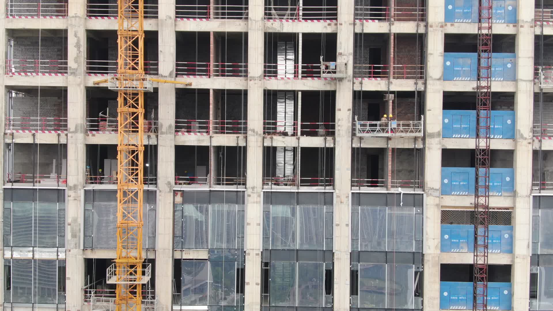 航拍城市在建商务大厦视频的预览图