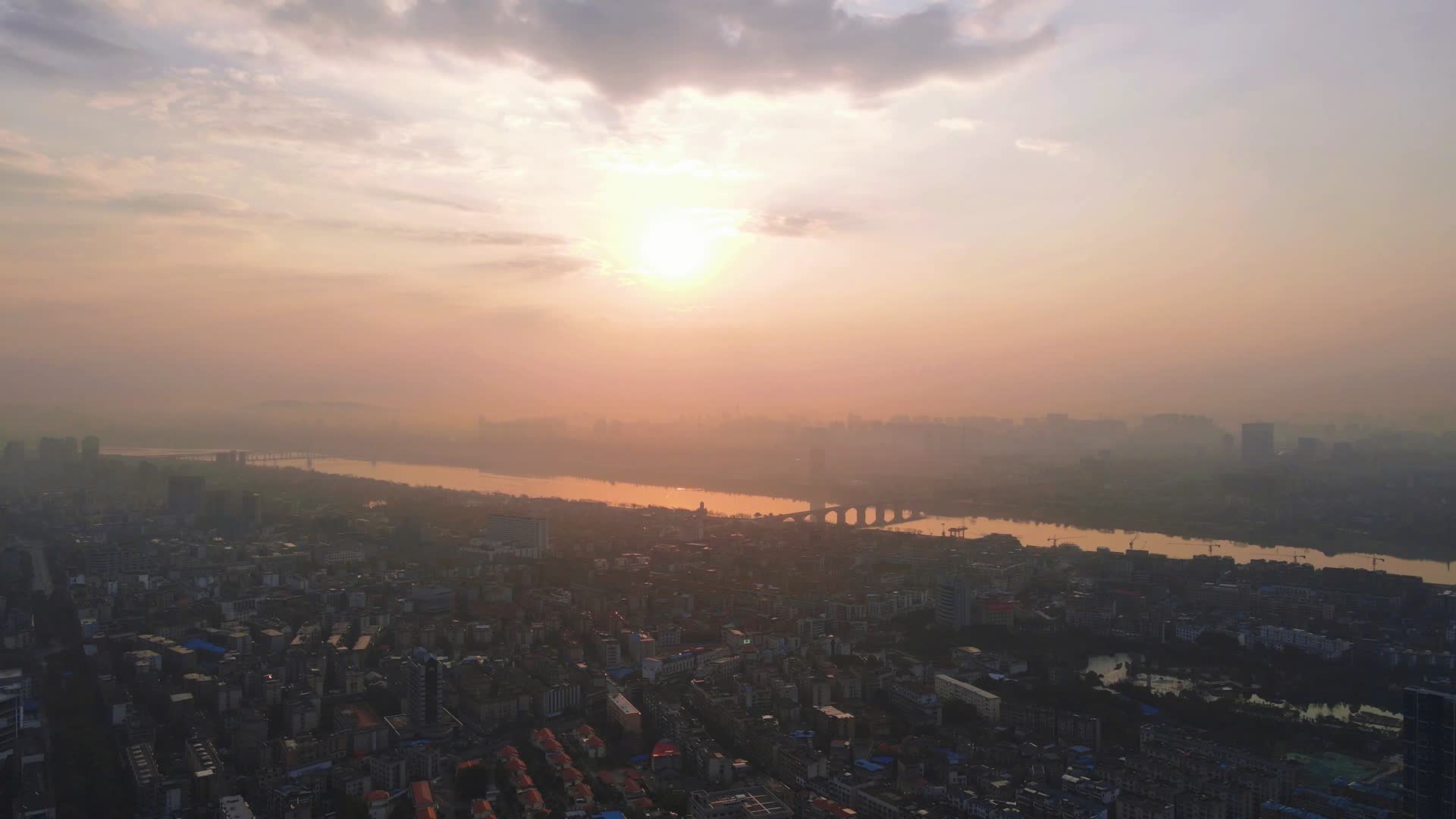 航拍城市日落晚霞视频的预览图