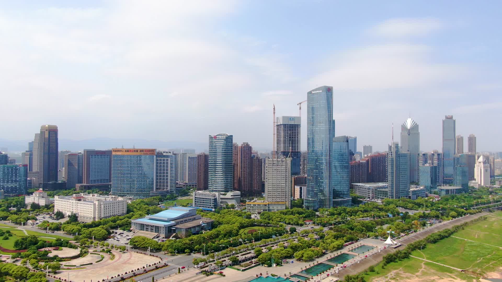 航拍南昌红谷滩金融中心大楼视频的预览图