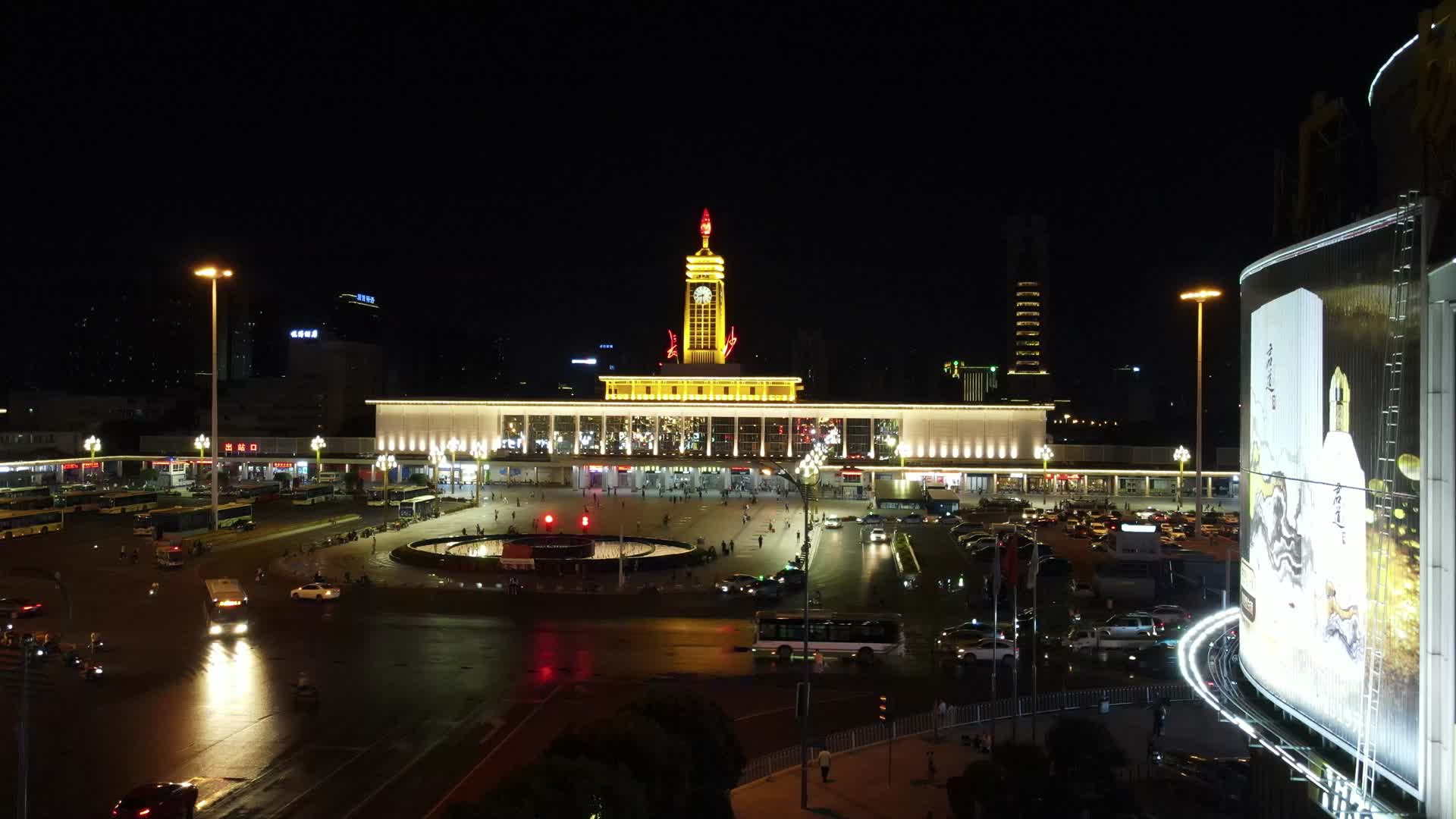 航拍湖南长沙火车站夜景视频的预览图