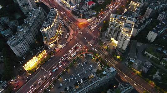 航拍城市夜幕降临拥堵的交通视频的预览图