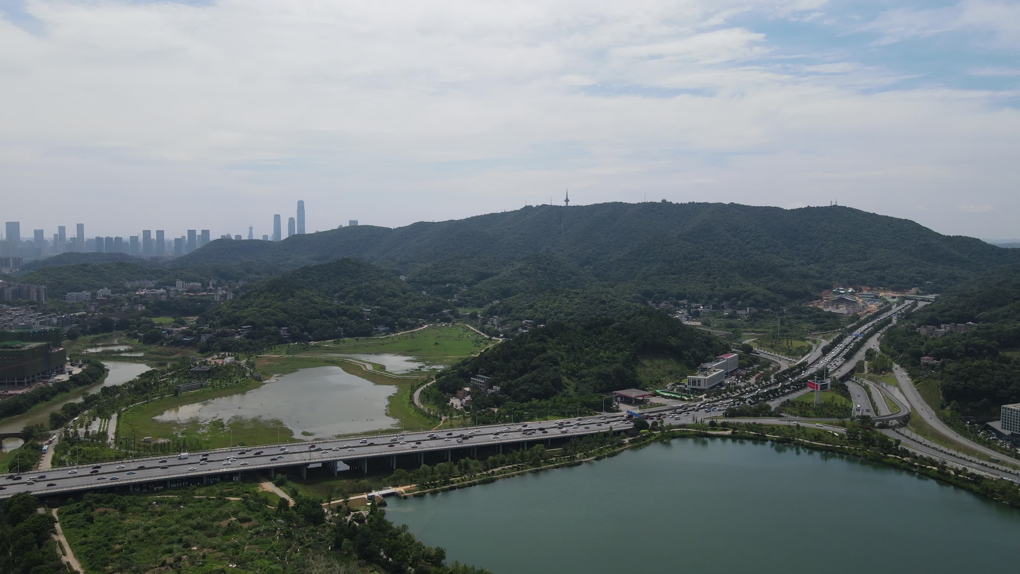 湖南长沙梅溪湖大桥岳麓山航拍视频视频的预览图