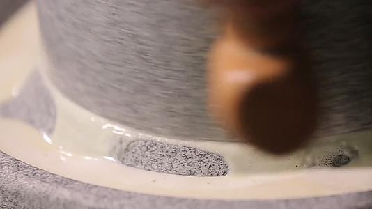 石磨磨豆子豆浆做豆腐视频的预览图