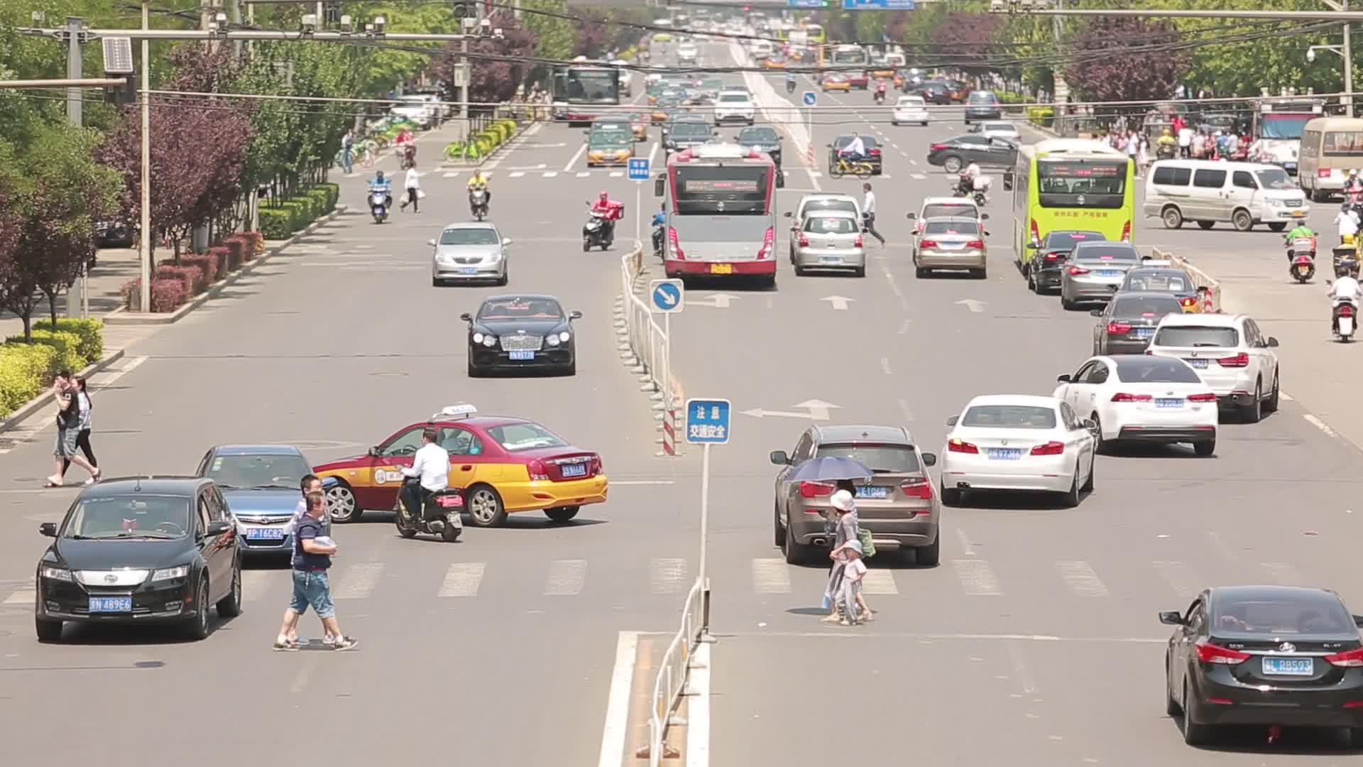 实拍城市交通公路骑车路人视频的预览图