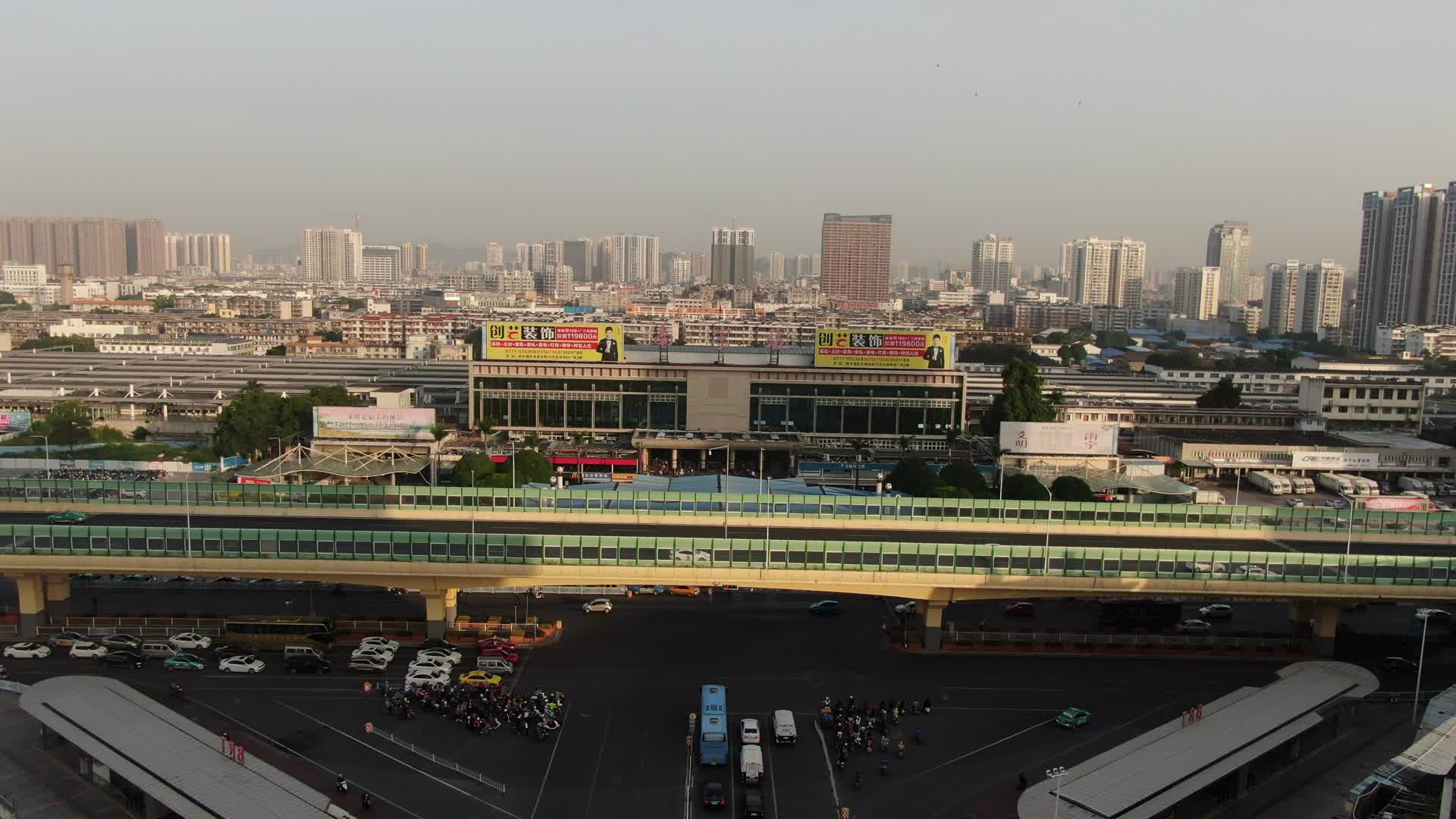 航拍湖南南宁火车站交通视频视频的预览图