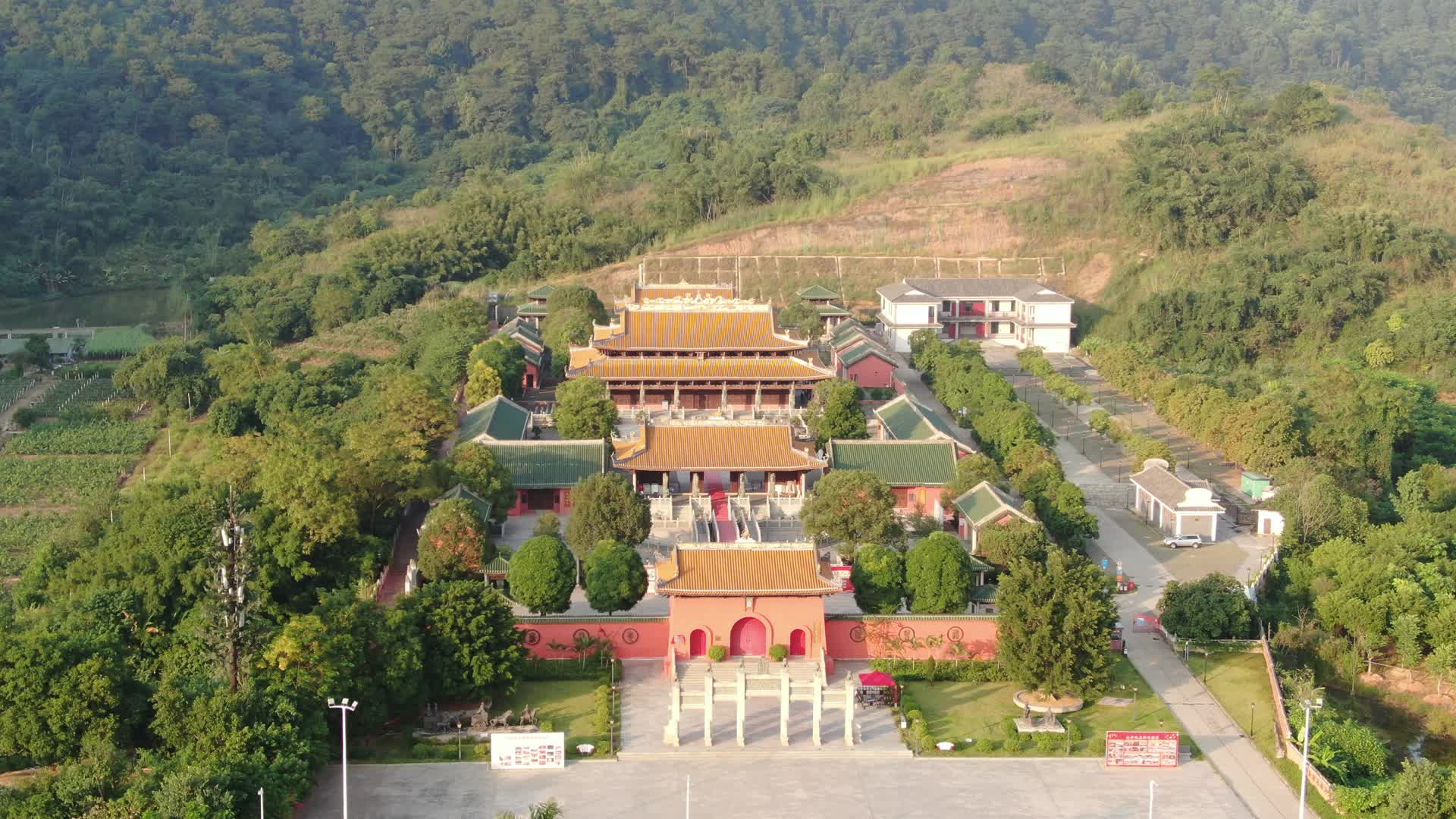 航拍广西南宁青秀山孔庙历史古建筑视频的预览图