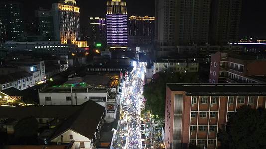 航拍广西南宁中山路美食街夜景视频视频的预览图