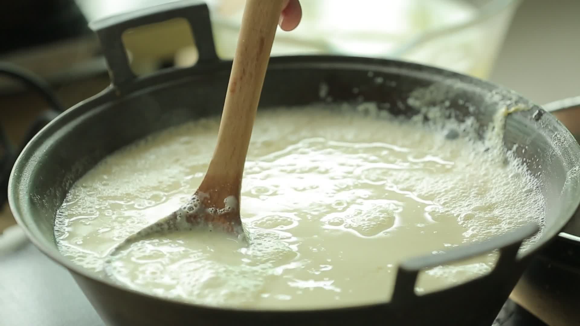 实拍古法做豆腐磨豆浆视频的预览图