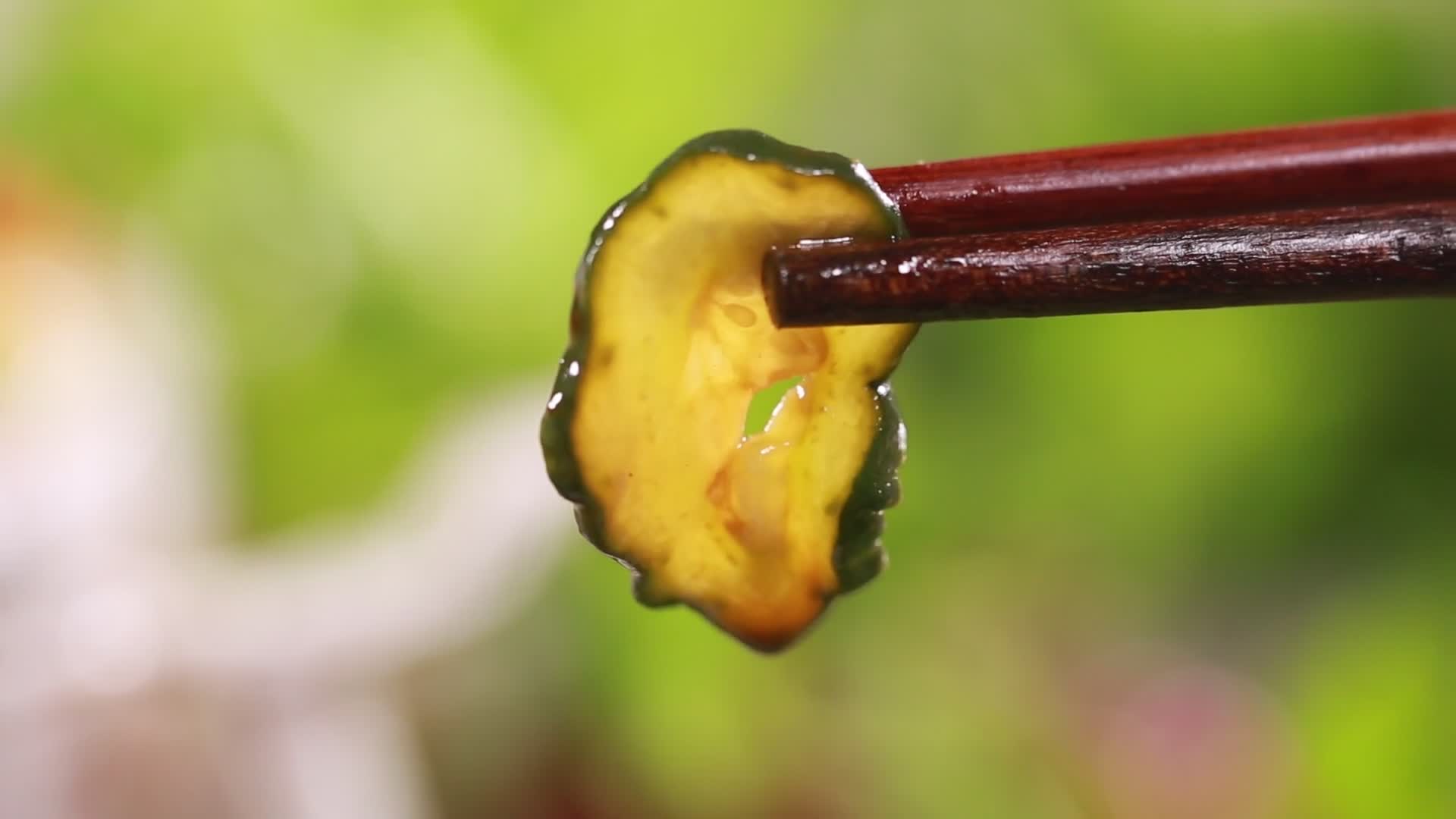 实拍酱黄瓜视频的预览图