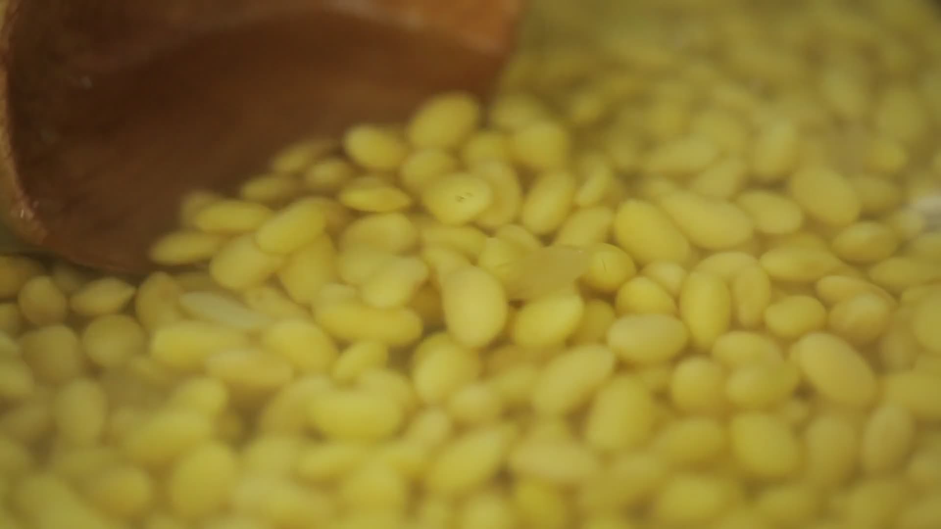 实拍泡发黄豆视频的预览图