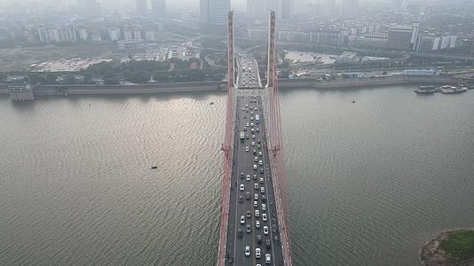 航拍江西南昌八一大桥地标建筑视频的预览图