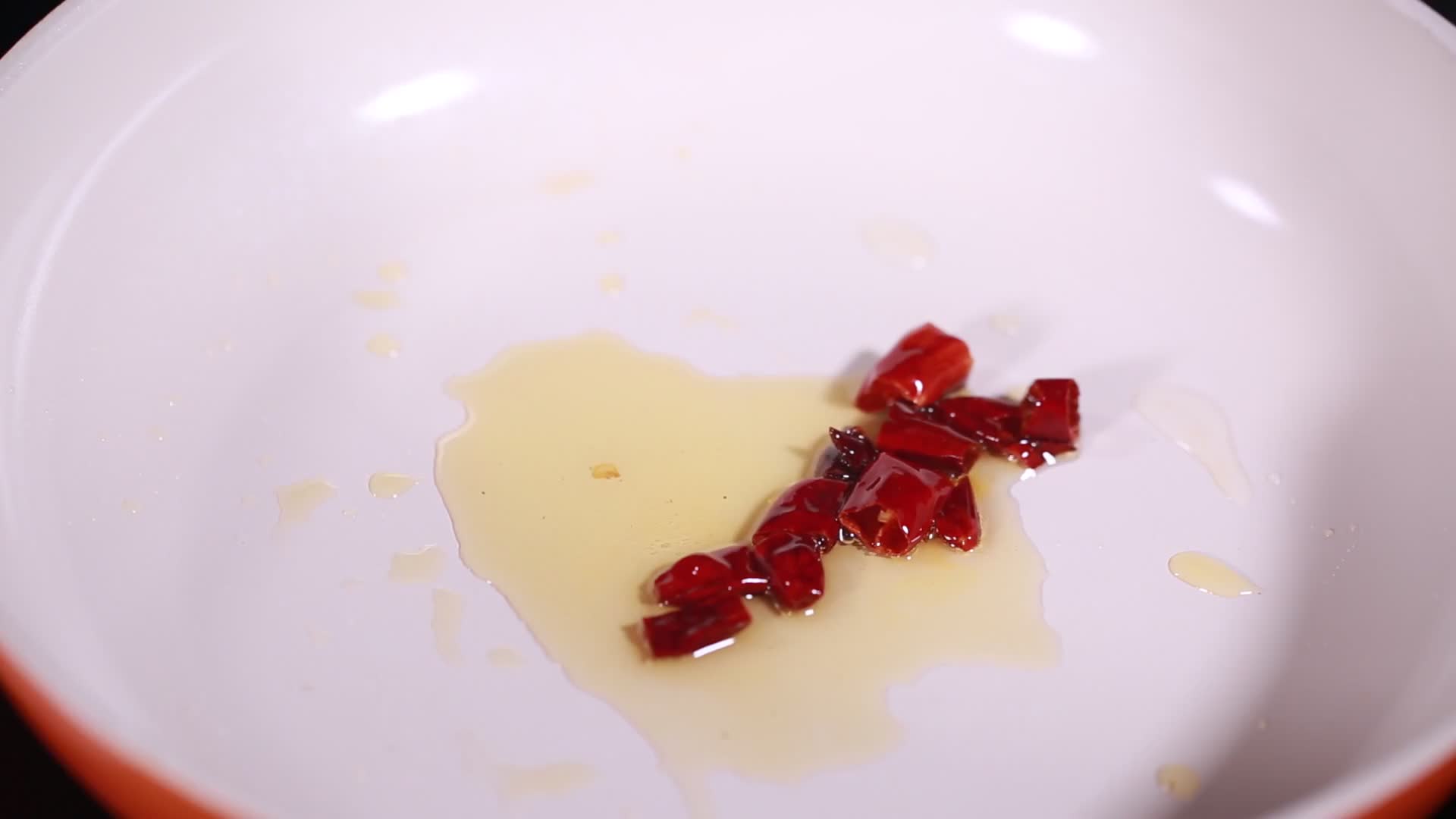 实拍炸辣椒油烹制调料视频的预览图