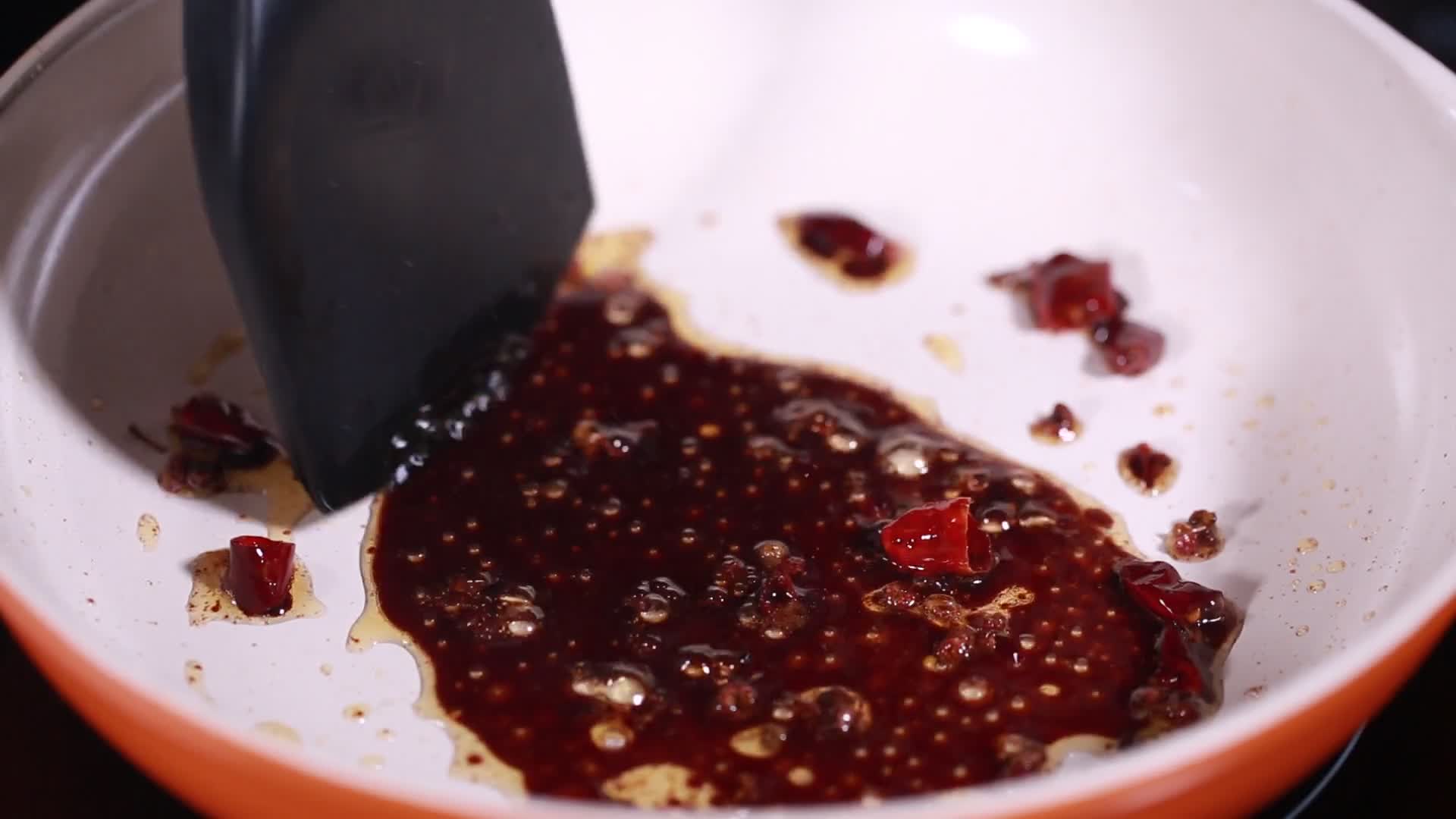 实拍炸辣椒油烹制调料视频的预览图