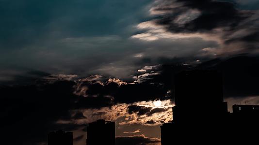 8K城市高楼剪影云彩划过太阳唯美延时视频的预览图